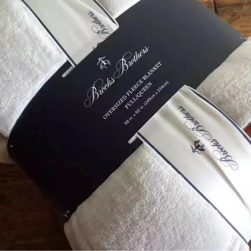 Brooks Brothers Light Grey 98 x 92” Logo Badge Full/Queen Plush Blanket NWT - Picture 3 of 5